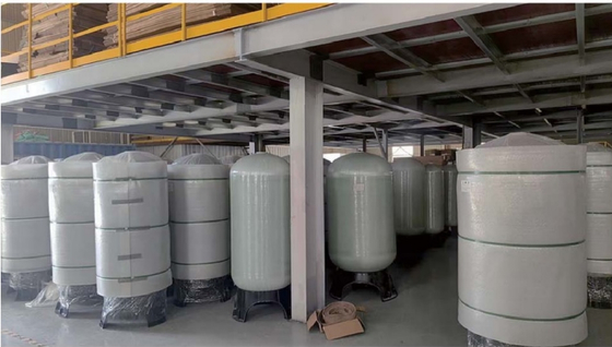FRP-watertank 1365 φ325×1650mm 2,5'' draad 2,0-2,5 T/H met superieure anticorrosietechniek