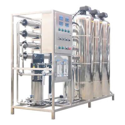 Commercieel waterzuiveringssysteem met omgekeerde osmose met 3 FRP-voorbehandelingstanken met een capaciteit van 500 L/uur en een hoog zuiveringspercentage