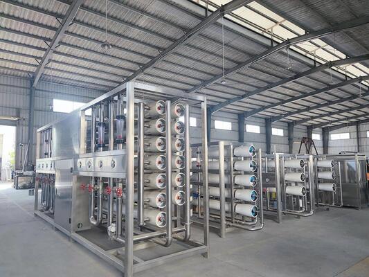 Commercieel waterzuiveringssysteem met omgekeerde osmose met 3 FRP-voorbehandelingstanken met een capaciteit van 500 L/uur en een hoog zuiveringspercentage